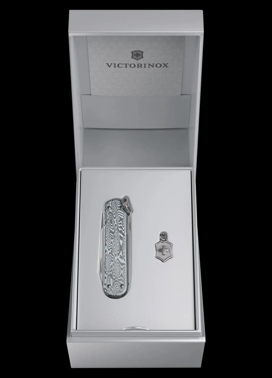 Victorinox Classic SD Brilliant Damascus 4 Victorinox Classic SD Brilliant Damascus - Image 2