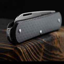 Fox Vulpis 1 Carbon Fibre Penknife -Outdoor Store FOX FX VP130CFdet2 02481.1686577598